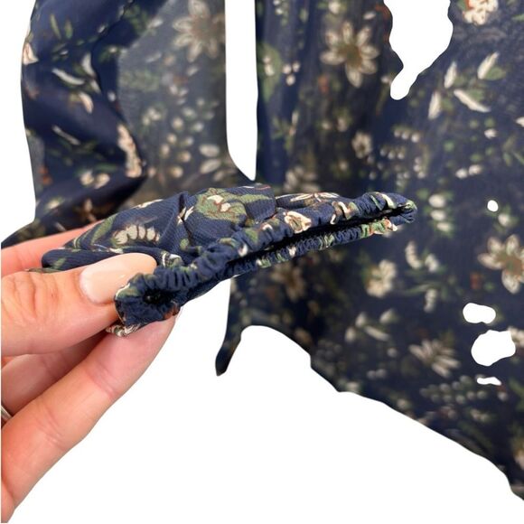Brand new without Yahs Ladies‎ H&M Navy Blue and Floral Sheer Blouse Size Small - Picture 3 of 13